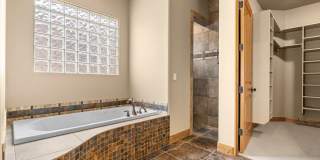 Beautiful Home in an Exclusive Gated Community Gallery 22