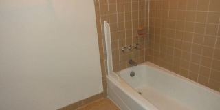 Room in 3 Bedroom Home at Grove Ave Gallery 8
