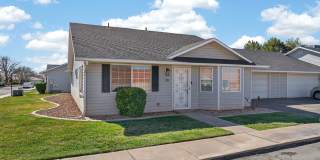 Charming 3 Townhome Close to Shopping Gallery 1