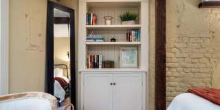 Downtown Cottage- Fully Furnished Gallery 10