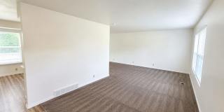 Spacious 5-Bedroom Sandy Home with Large Fenced Yard Spacious 5-Bedroom Sandy Home with Large Fenced Yard Gallery 6
