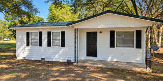 Discover this conveniently located 3-bedroom, 2-bath home in Russellville Gallery 1