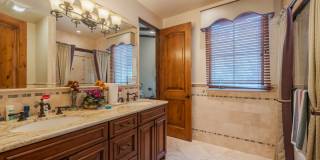 Gorgeous 5 Bedroom Home with sweeping views and pool Gallery 16