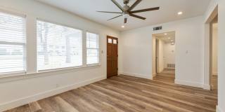 2018 Remodeled 3 bed / 2 bath - wood / tile floors, fenced yard. Hyde Park / Downtown Gallery 8