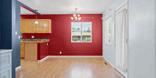 Kennydale Rambler with parking- Close to Lake Washington Gallery 9