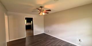 Nice 2 BR/1 Bath Duplex - Covered Parking & Large Backyard Gallery 3