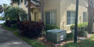Beautiful 3 Bedroom 2.5 Bath Townhome in Lakeside Village!! Gallery 3