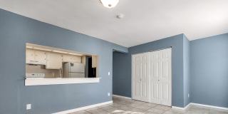 Bright End-Unit Townhome Across from Edmonds College Gallery 5