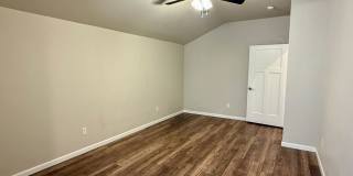 Large 3 Bed, 2 Bath in Beautifully Well-Maintained Neighborhood Gallery 19