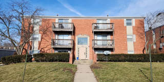 Updated Urbana Apartment with Balcony & Covered Parking Gallery 1