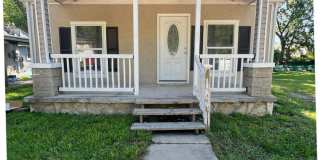 Cozy 2 Bedroom Home with Large Backyard Gallery 1