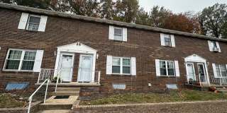 SPACIOUS TOWNHOME IN WILLOW TERRACE Gallery 1