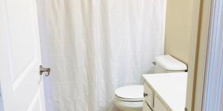 Top floor, fully furnished, with balcony-  Perfect for Professionals- Near shops & restaurants Gallery 10