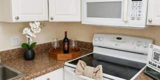 Charming 1 Bedroom / 1 Bathroom Condo – First Floor Unit with Florida Room in a Gated Community. Gallery 7