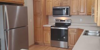 3 Bed - 2 Bath Twin Home - Fenced Yard - Double Garage Gallery 1
