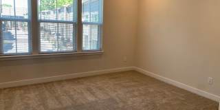 Beautiful Three Bedroom Townhouse! Gallery 11