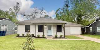 Beautiful 2/1/1 w/ study in Angleton!! Very Cute Home ! Gallery 1