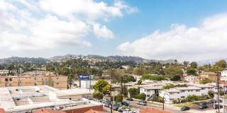 Luxury Townhome Centrally Located in Silverlake! Gallery 5