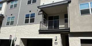 Modern 3-story townhouse in Ontario Modern 3-story townhouse in Ontario Gallery 1
