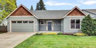 Spacious 3-bedroom Home in Downtown Canby Gallery 1