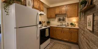 Beautiful One Bedroom Apartment with A/C, Parking & On-Site Laundry! Call Today! Gallery 1