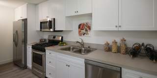 Spacious 2 Bed Townhouses! * BEST KOREATOWN LOCATION * washer & dryer * bidet Gallery 6