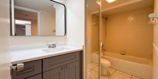 Newly Remodeled 2 bedroom 2.5 bath near Millenia Mall Gallery 20