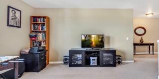 Spacious 3BR House in Gresham Gallery 14