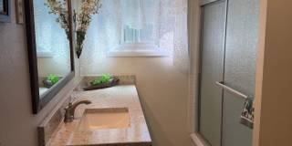 Beautifully updated 3-bedroom 1 bath duplex in Springfield! Gallery 12