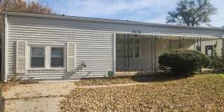 $1,025 - 3 bedroom / 1 bathroom - Single Family Home Gallery 1