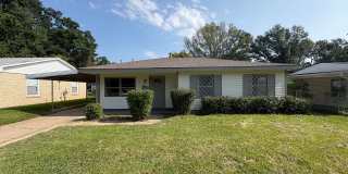 Amazing 3 Bed/1 Bath House FULLY remodeled with Central Air & Heat Gallery 1