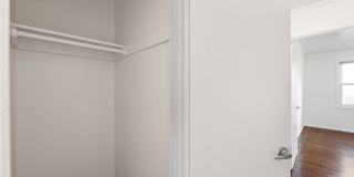 Stunning, Pet Friendly Edwardian 2BR Remodel in Prime location Gallery 32