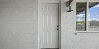 Beautifully Remodeled - Modern Duplex Gallery 7