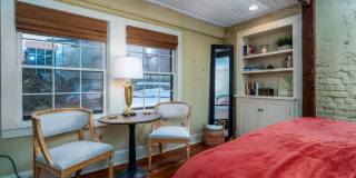 Downtown Cottage- Fully Furnished Gallery 5