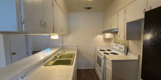 1/1 Triplex - End Unit /No Carpet / Vinyl Plank Flooring / Lots of Parking / CISD Gallery 8