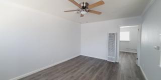 Ground floor One bedroom with Private Patio near Diamond District Gallery 3