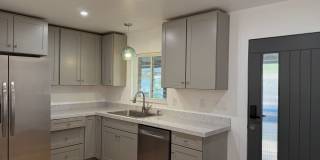 Fully Remodeled 3 Bedroom/ 2 Bathroom Duplex w/ Modern Finishes & Private Yard! Gallery 8