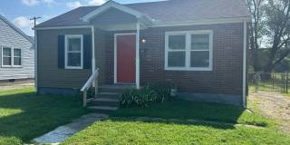 Charming 2 BR / 1 BA Home with Hardwood Floors, Eat-In Kitchen & Huge Yard! Gallery 1