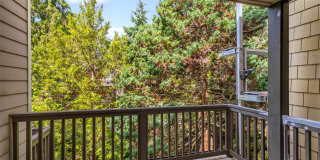 Bright 2 Bedroom Townhouse with Creek Views and Excellent Commuter Location Gallery 15