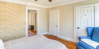 Renovated 2 Bedroom + Den w/ Private Garden Access Renovated 2 Bedroom + Den w/ Private Garden Access Gallery 16