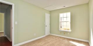 Room in 3 Bedroom Home at Tom Hunter Dr Gallery 16