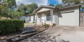 Minutes from Downtown and Blocks from St Edwards - Charming single-story Home Gallery 3