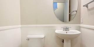 SD: Bright 2BD/2.5BA Townhome in Point Loma with Fireplace, Private Balcony & Tandem Garage Gallery 9