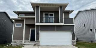 Charming 4‑Bedroom Home in Prime Radiant Point / Urbandale Area Gallery 1