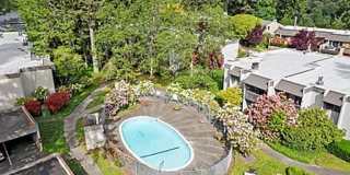Beautiful 2-Bedroom, 2-Bath Condo in the Desirable Oakbrook Country Club Community Gallery 14