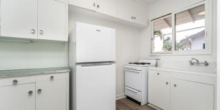 1 BED 1 BATH with 1 parking, MCCully area Gallery 1