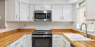 Charming 2BR Tpwnhome in Aurora Gallery 11