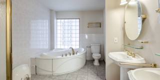Spacious Three Bedroom Graduate Hospital Home w/ Roof Deck! Gallery 13