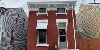 Charming 2BR in the Heart of Newport – Walk to Dining, Shops & the Levee Gallery 1