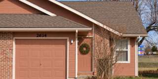2 bed 1 bath duplex w/ garage! Gallery 1